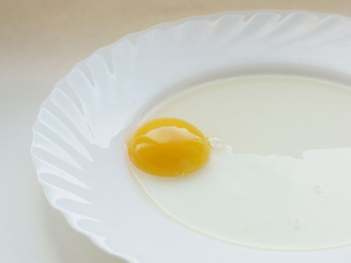 使用一个空的塑料瓶，你就可以轻松分离出蛋清蛋黄来--阿里百秀