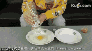 使用一个空的塑料瓶，你就可以轻松分离出蛋清蛋黄来--阿里百秀